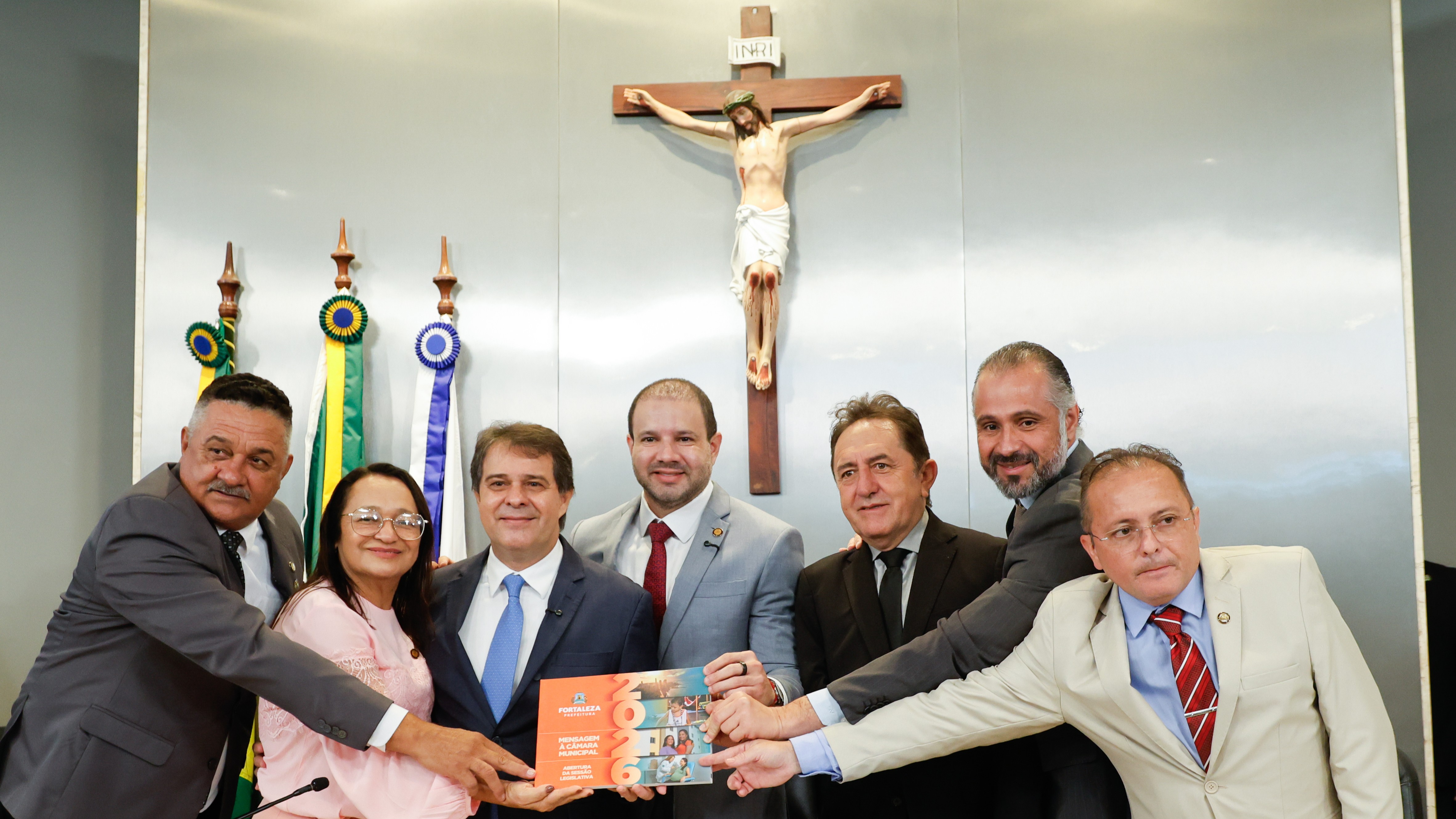 prefeito Evandro Leitão posa para a foto com um grupo de vereadores no plenário da câmara
